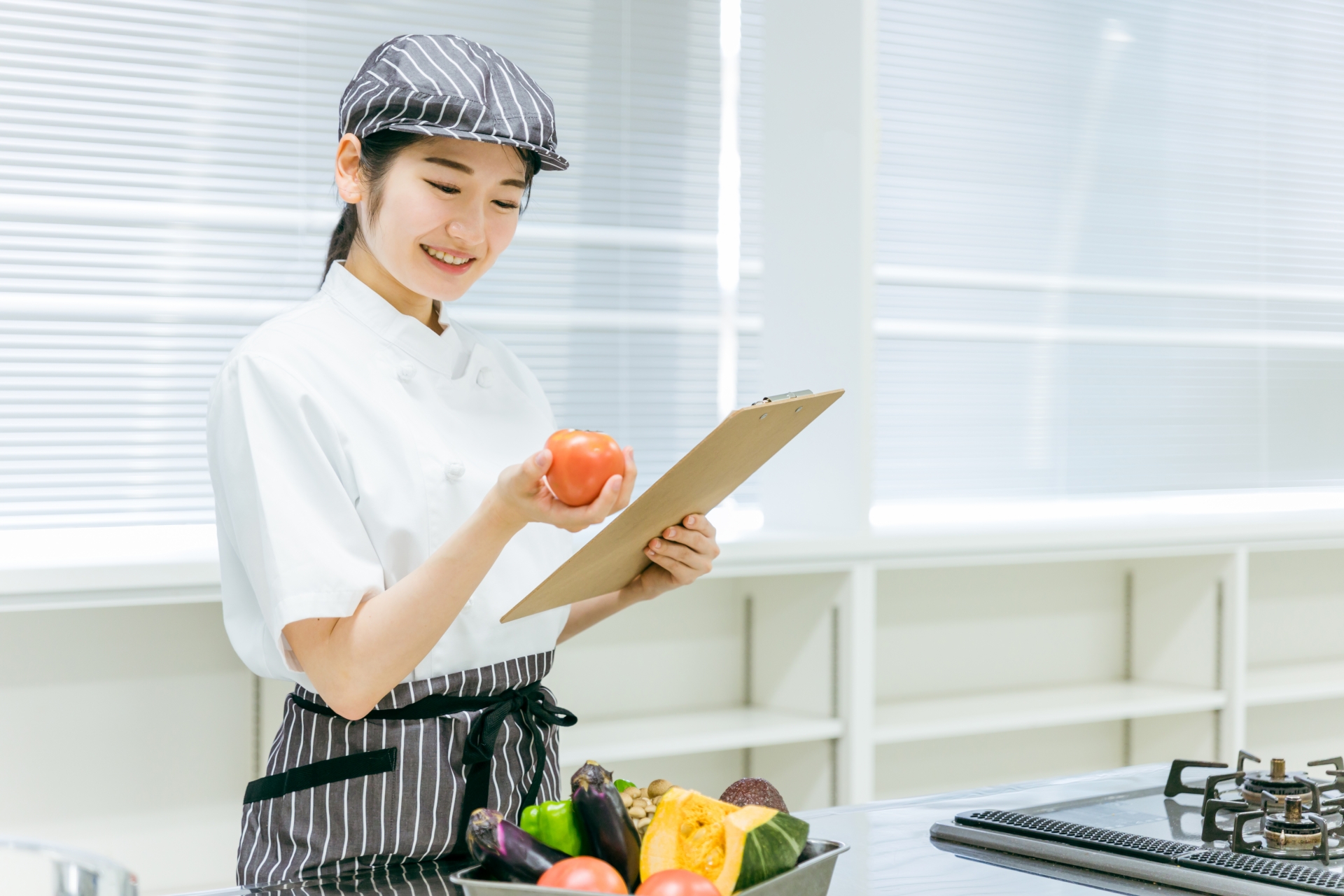 トマトをチェックする(栄養士)