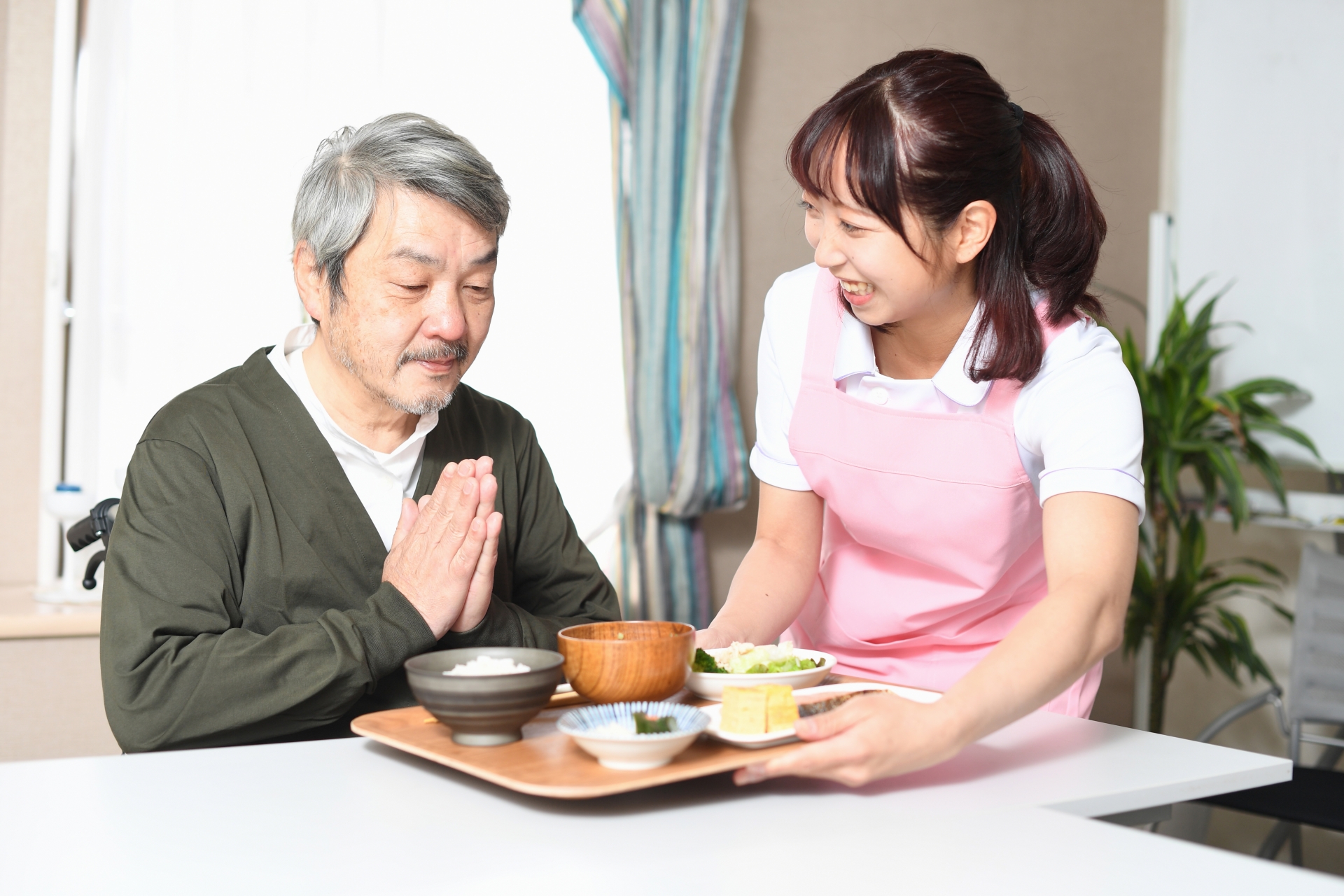 食事の配膳（介護施設栄養士）