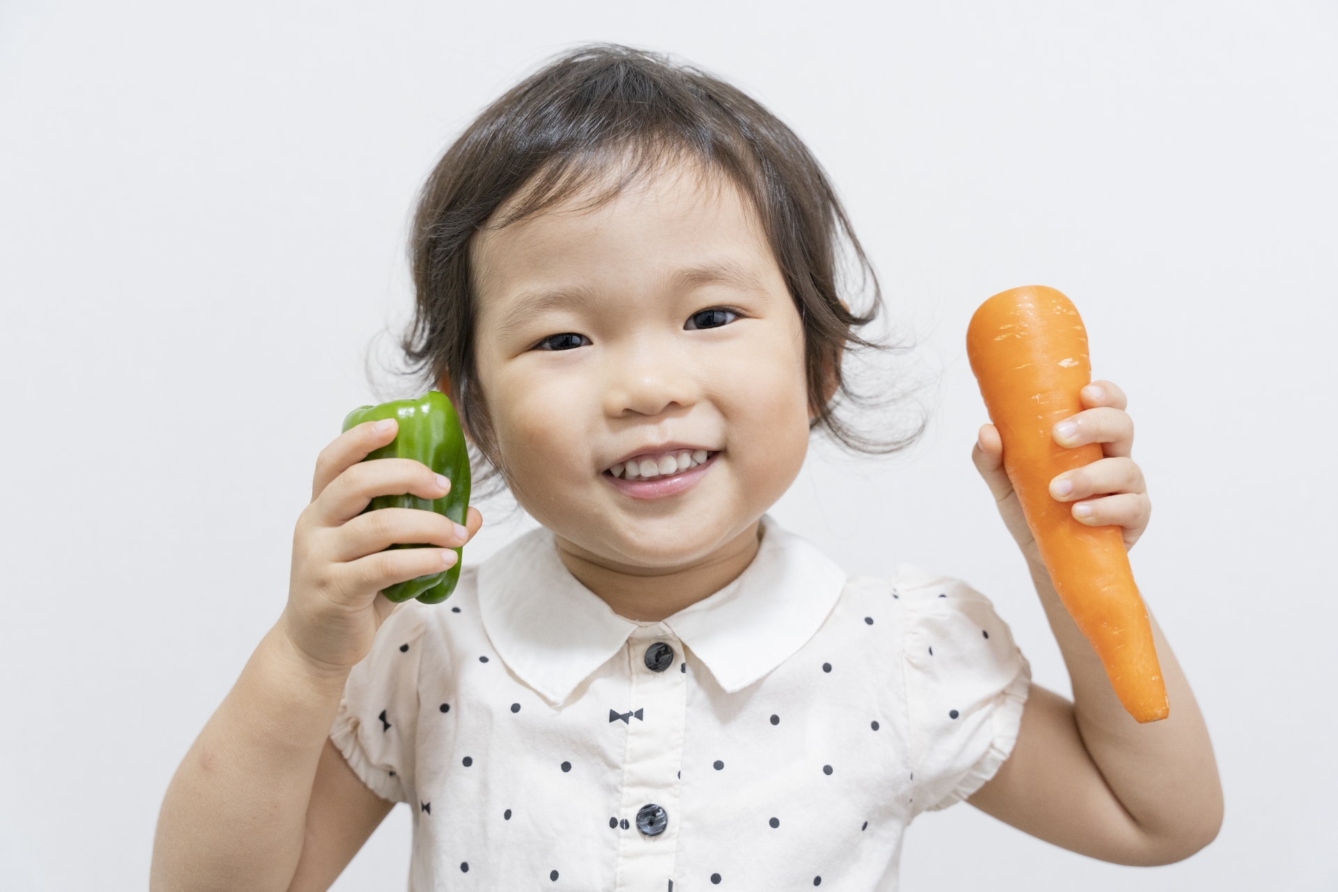 子供と野菜(保育園栄養士)