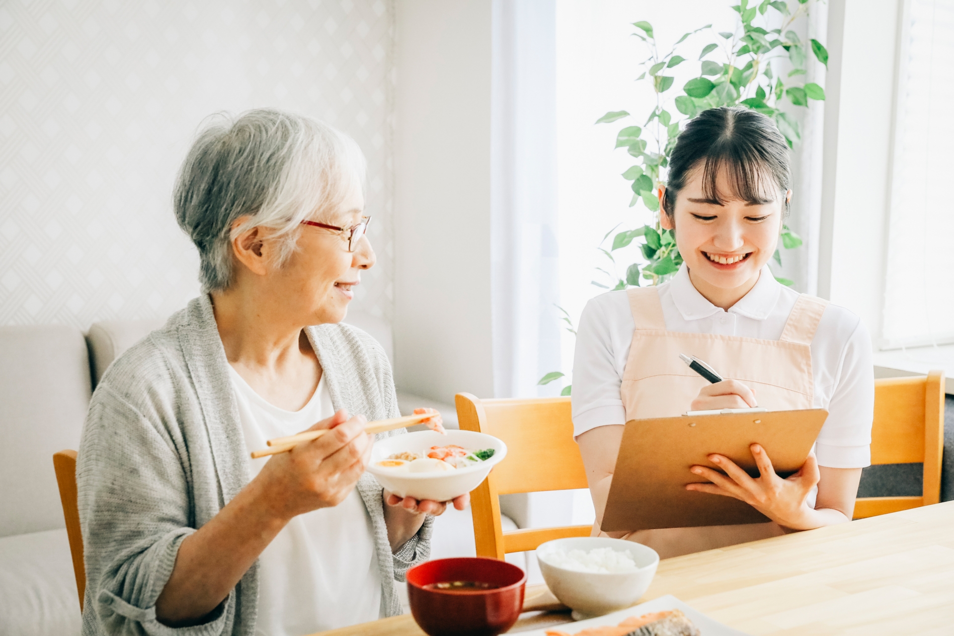 食事指導する女性スタッフ