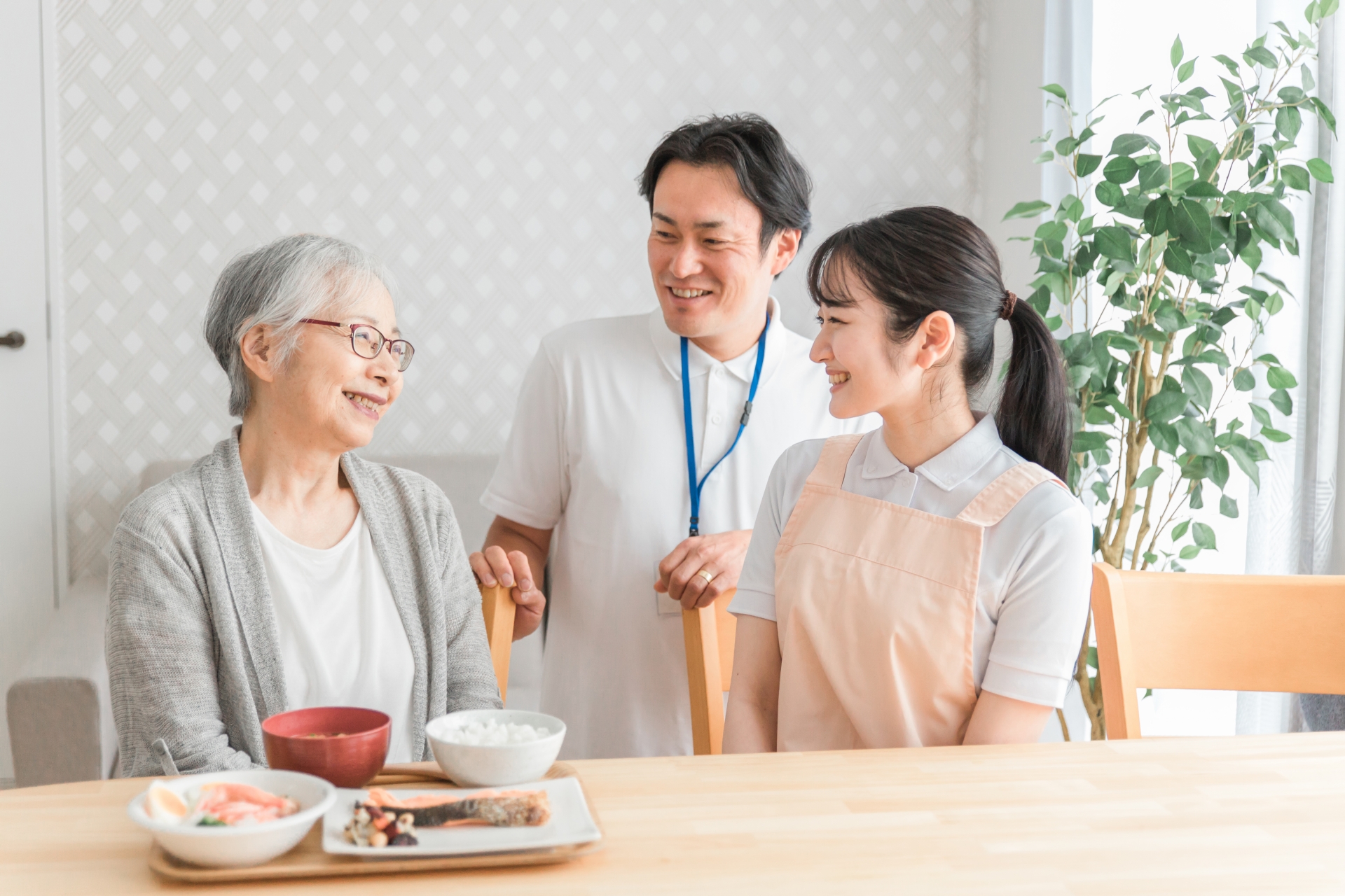 食事する高齢者とスタッフ