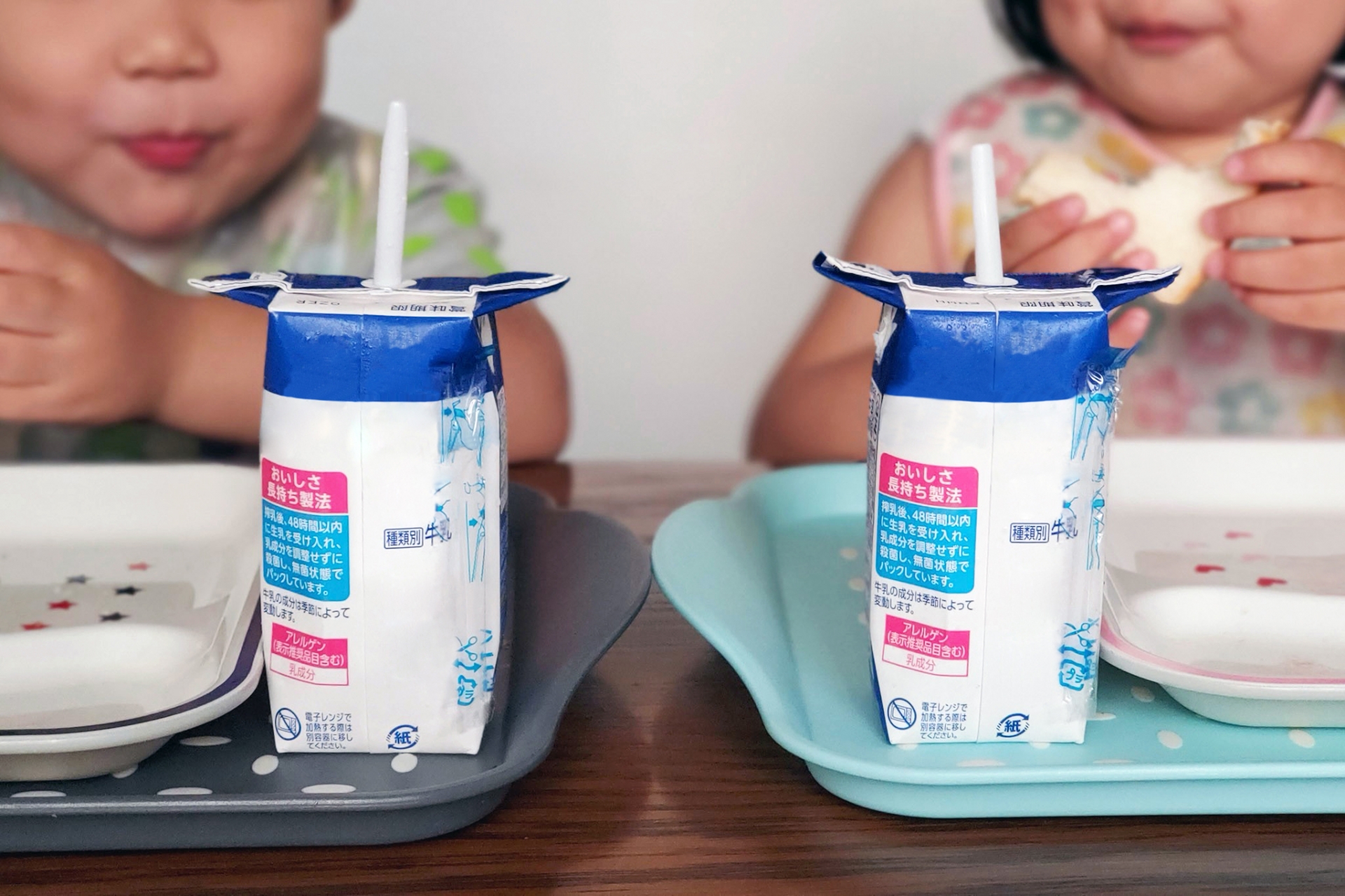 給食を食べる子供たち