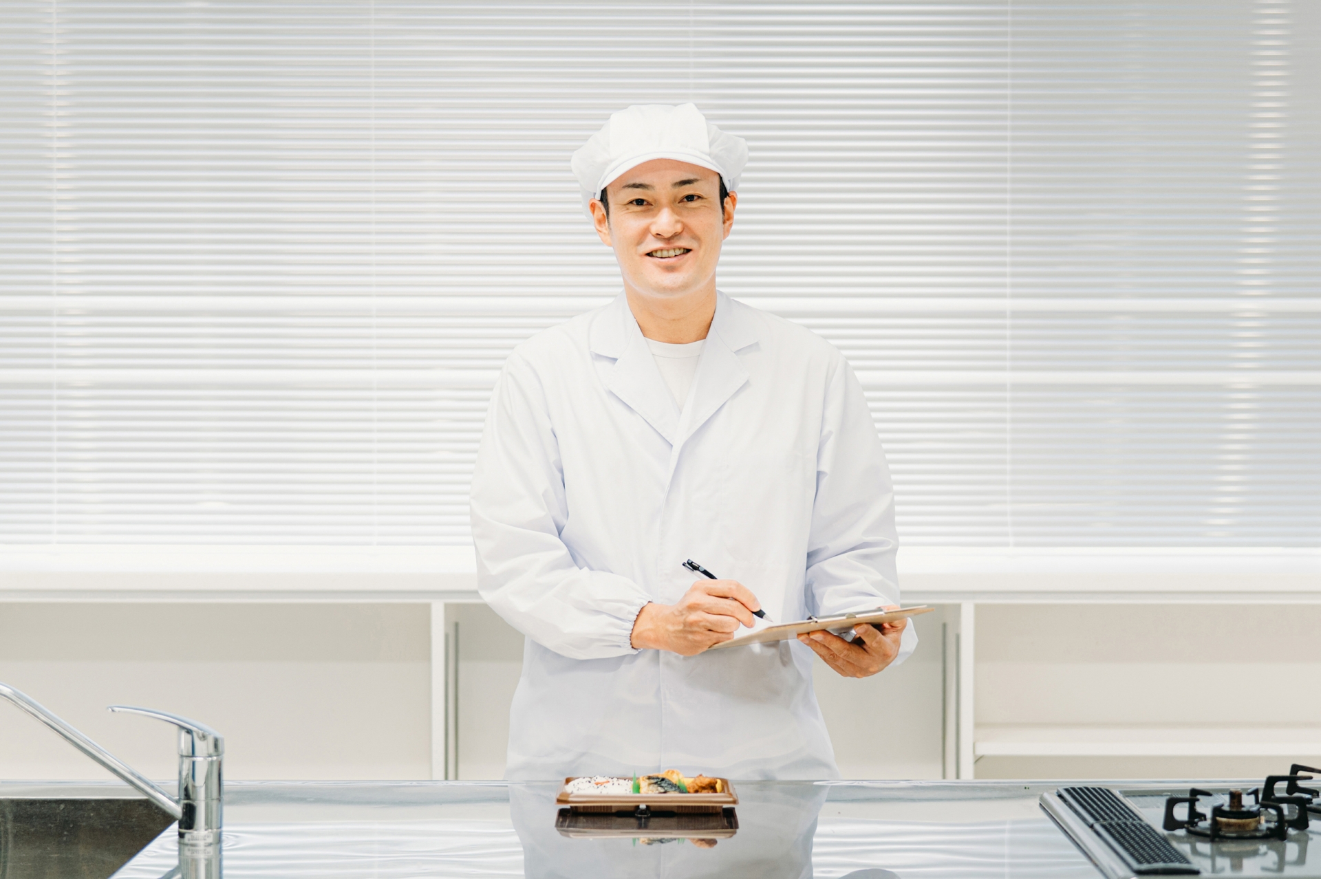 食品を分析評価する調理員