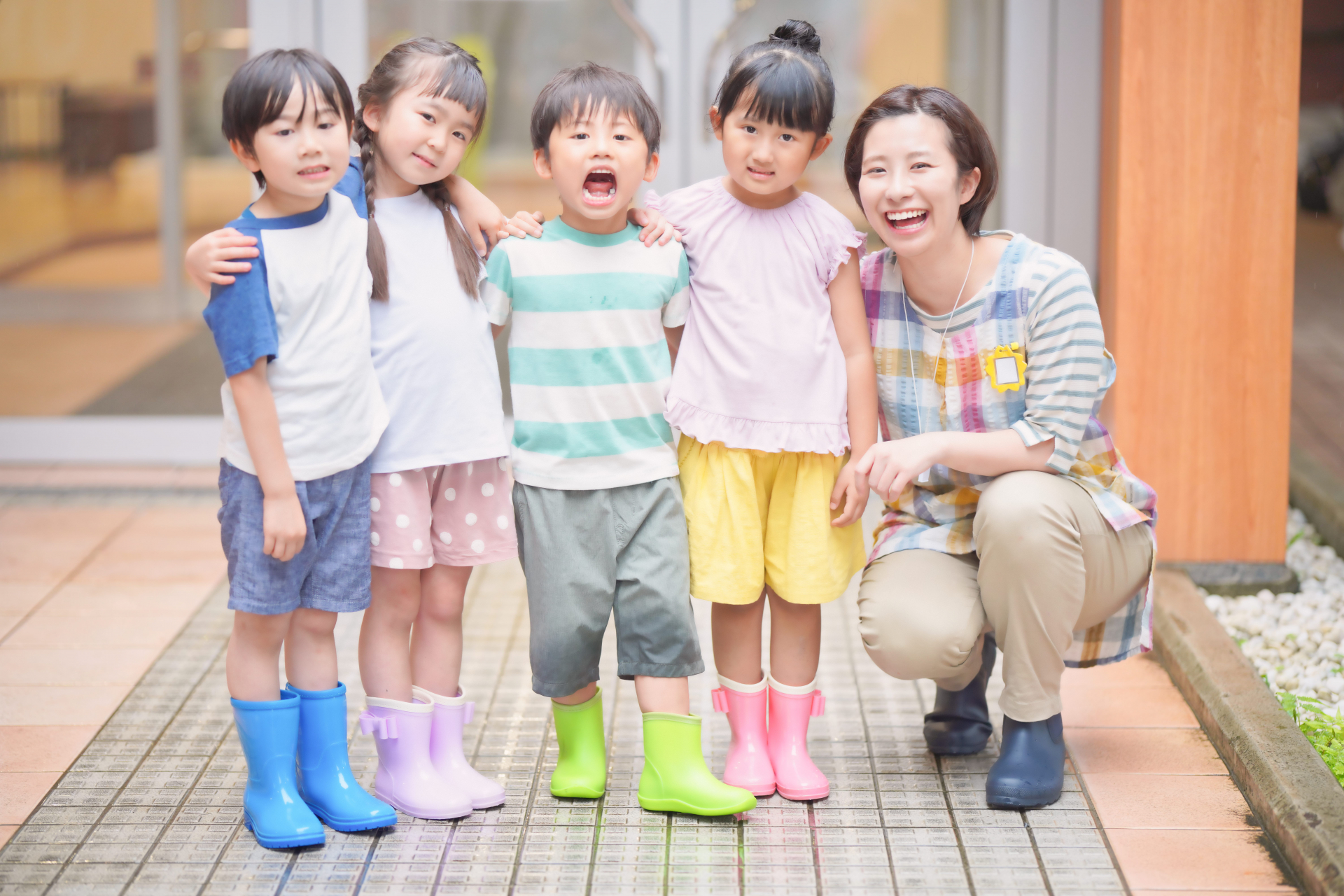 並んでいる園児たち（幼稚園教諭）
