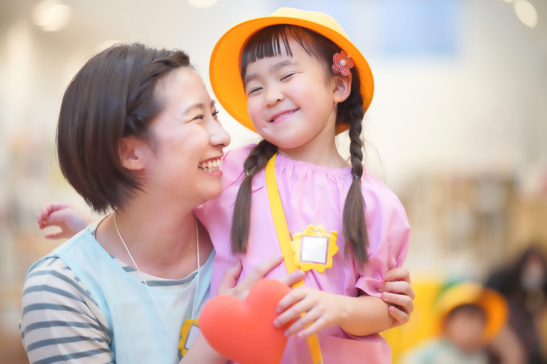 ハートのおもちゃと女児(幼稚園教諭)