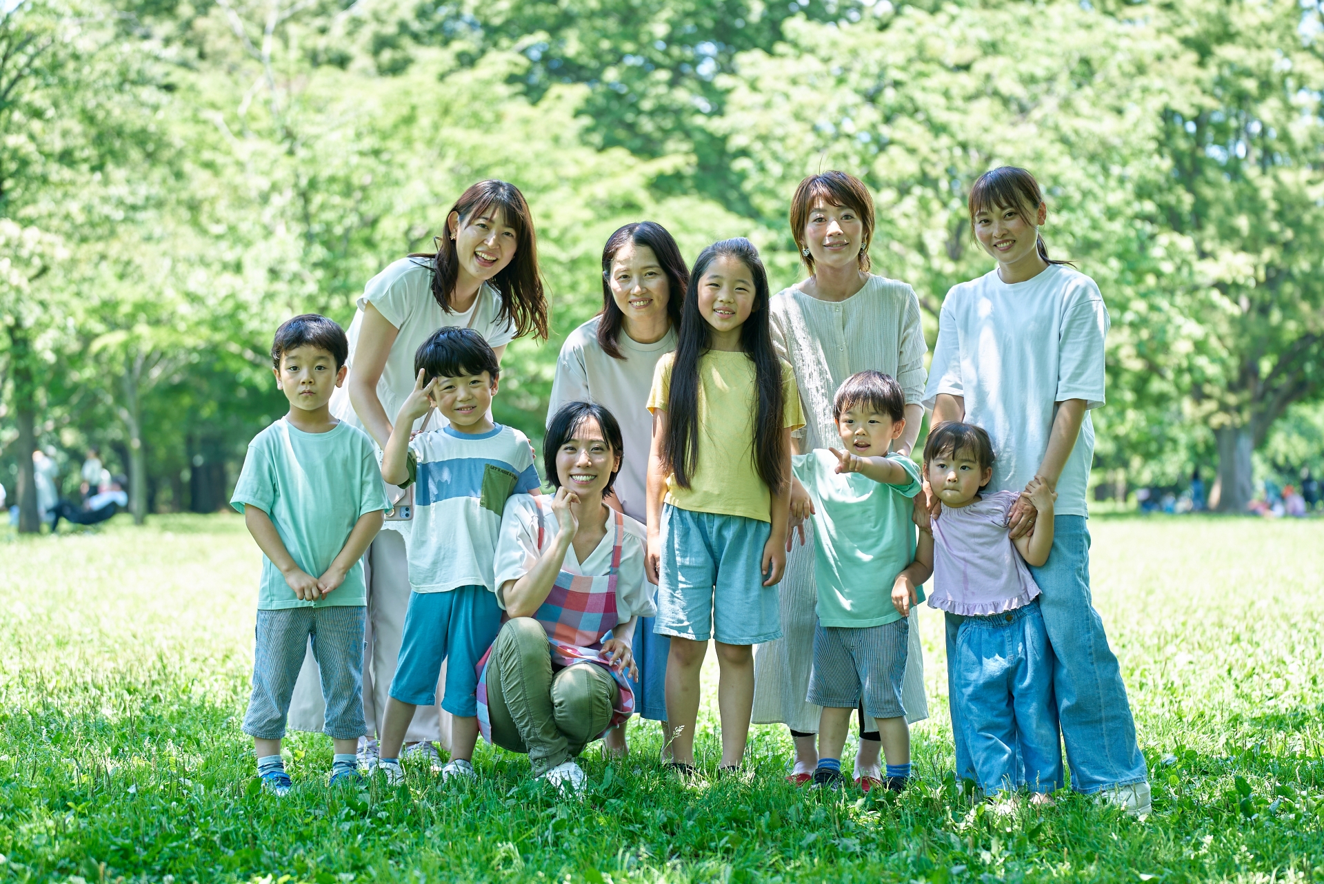 保護者と先生の集合写真(認定こども園)