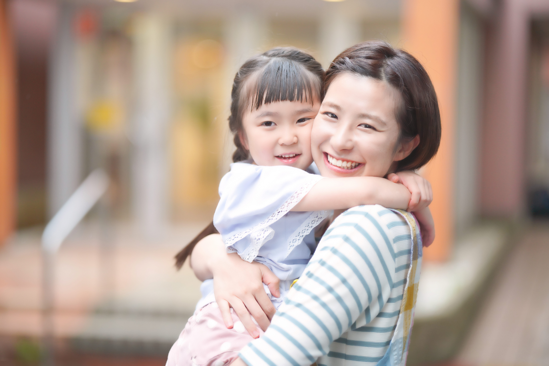 女児を抱きしめる保育士