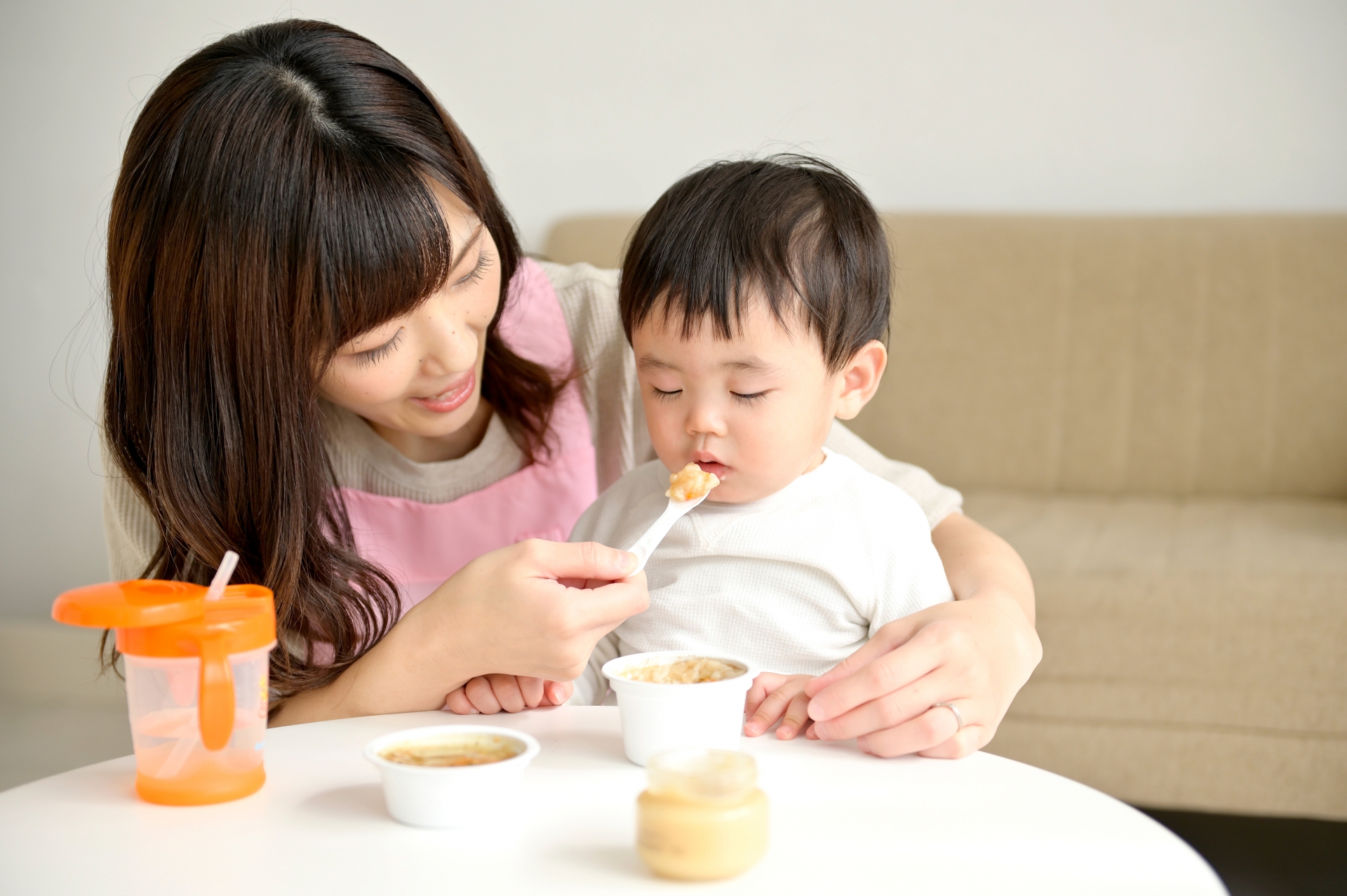 食事中の男の子