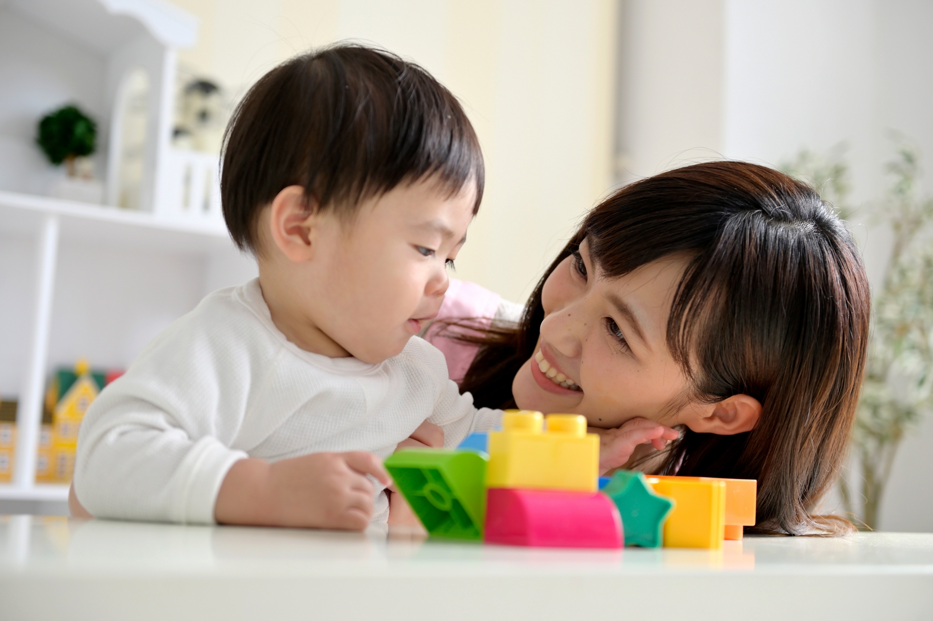 ブロックで遊ぶ男の子