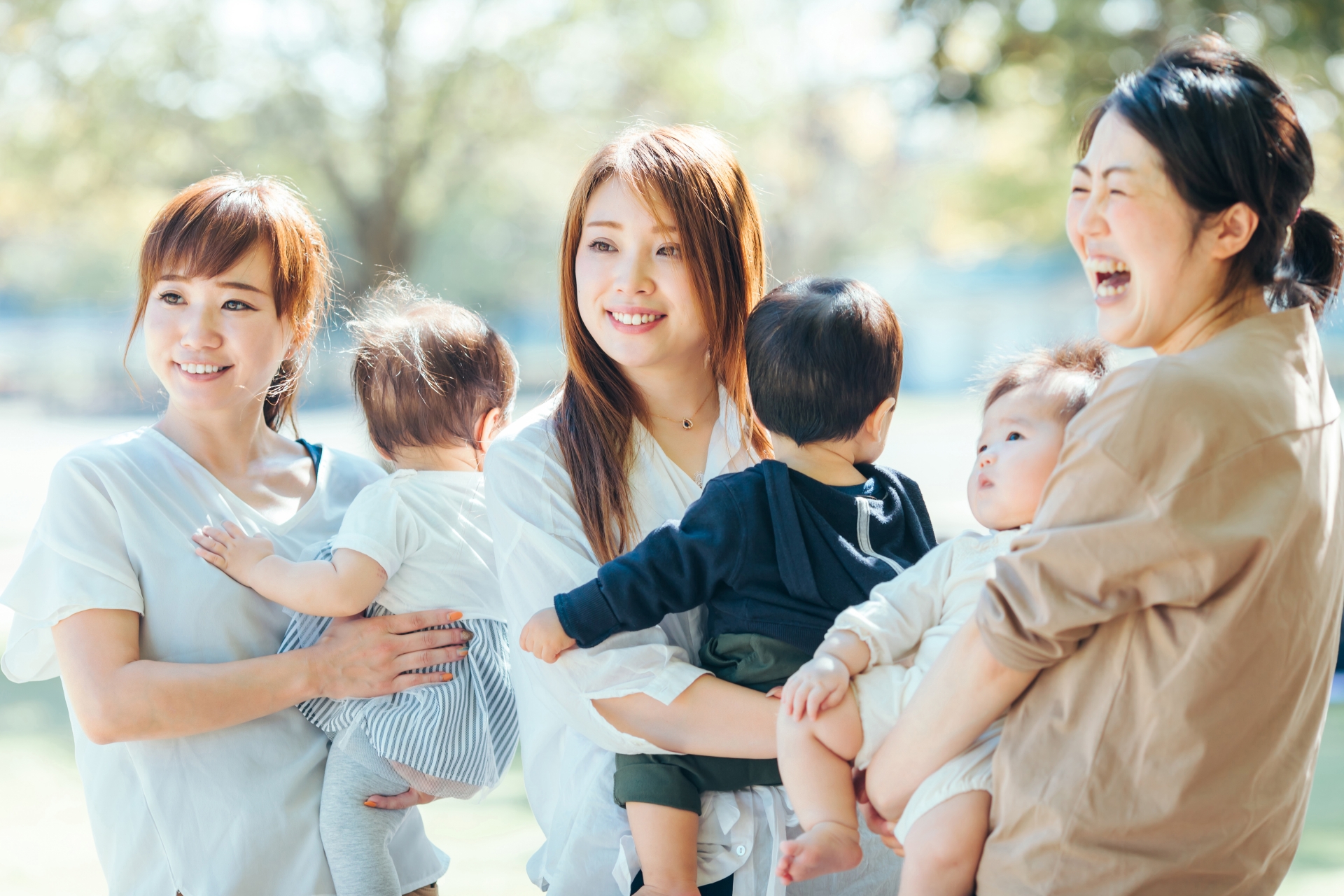 公園で遊ぶ親子