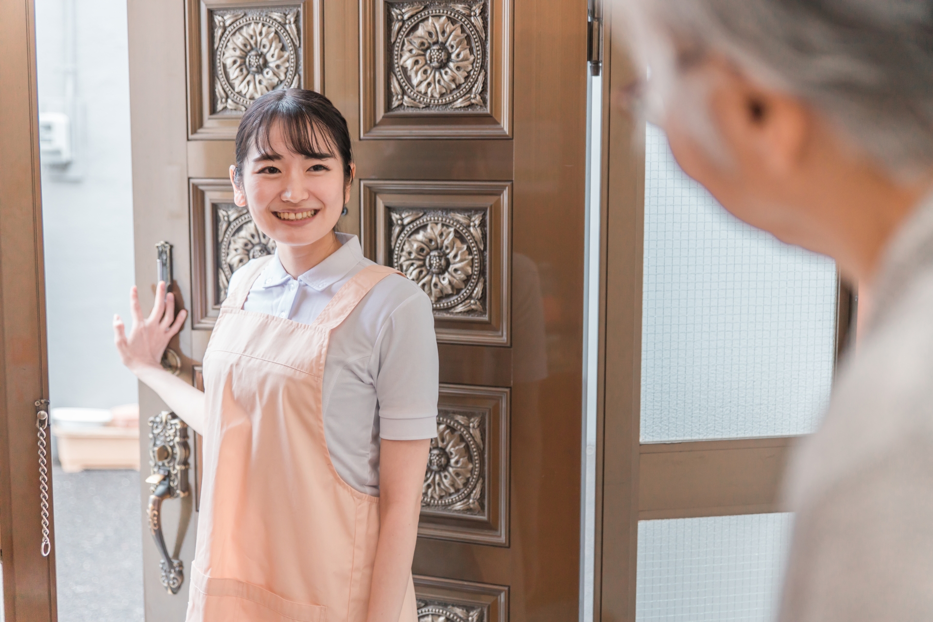 玄関で訪問(訪問介護)