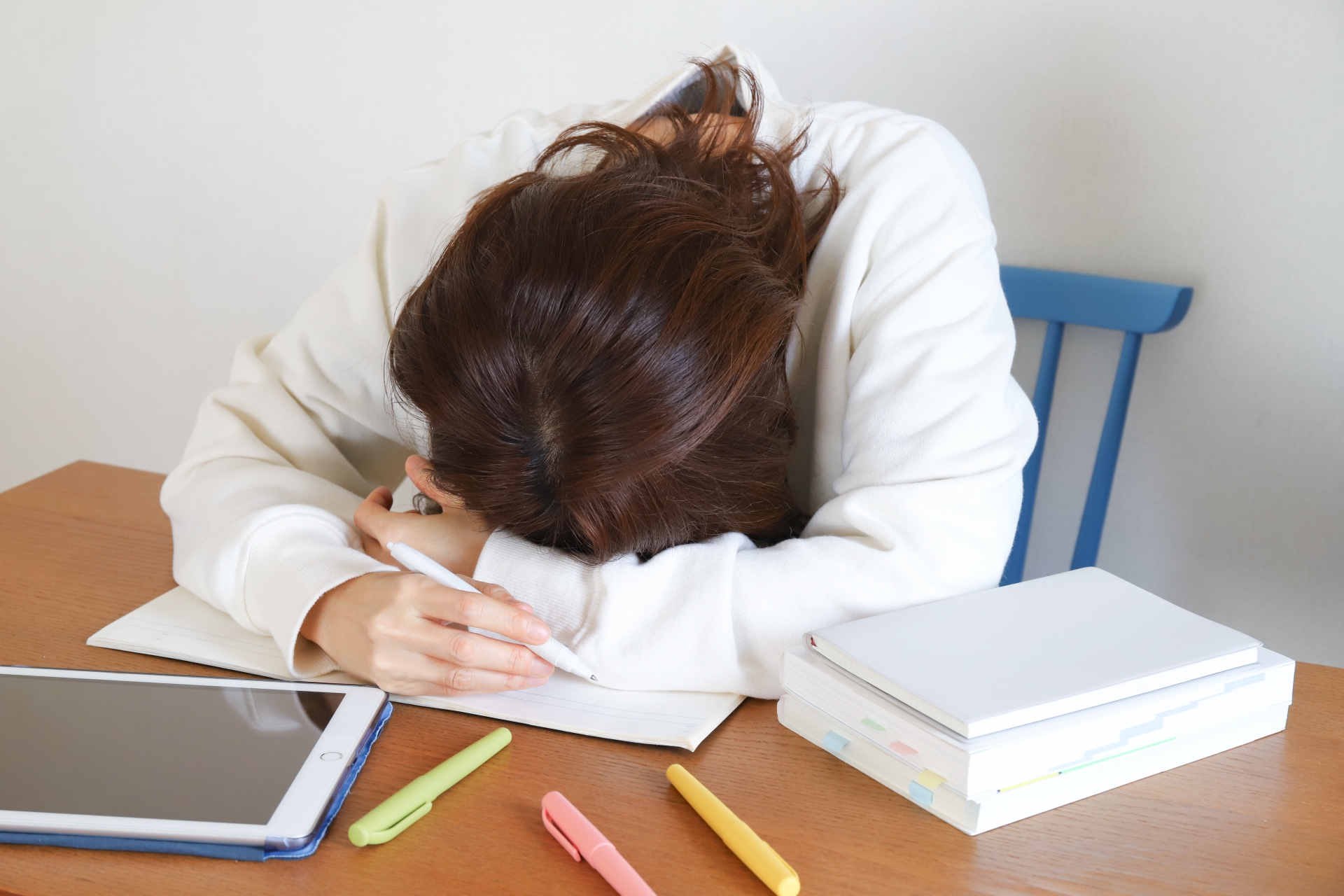 勉強疲れ突っ伏す