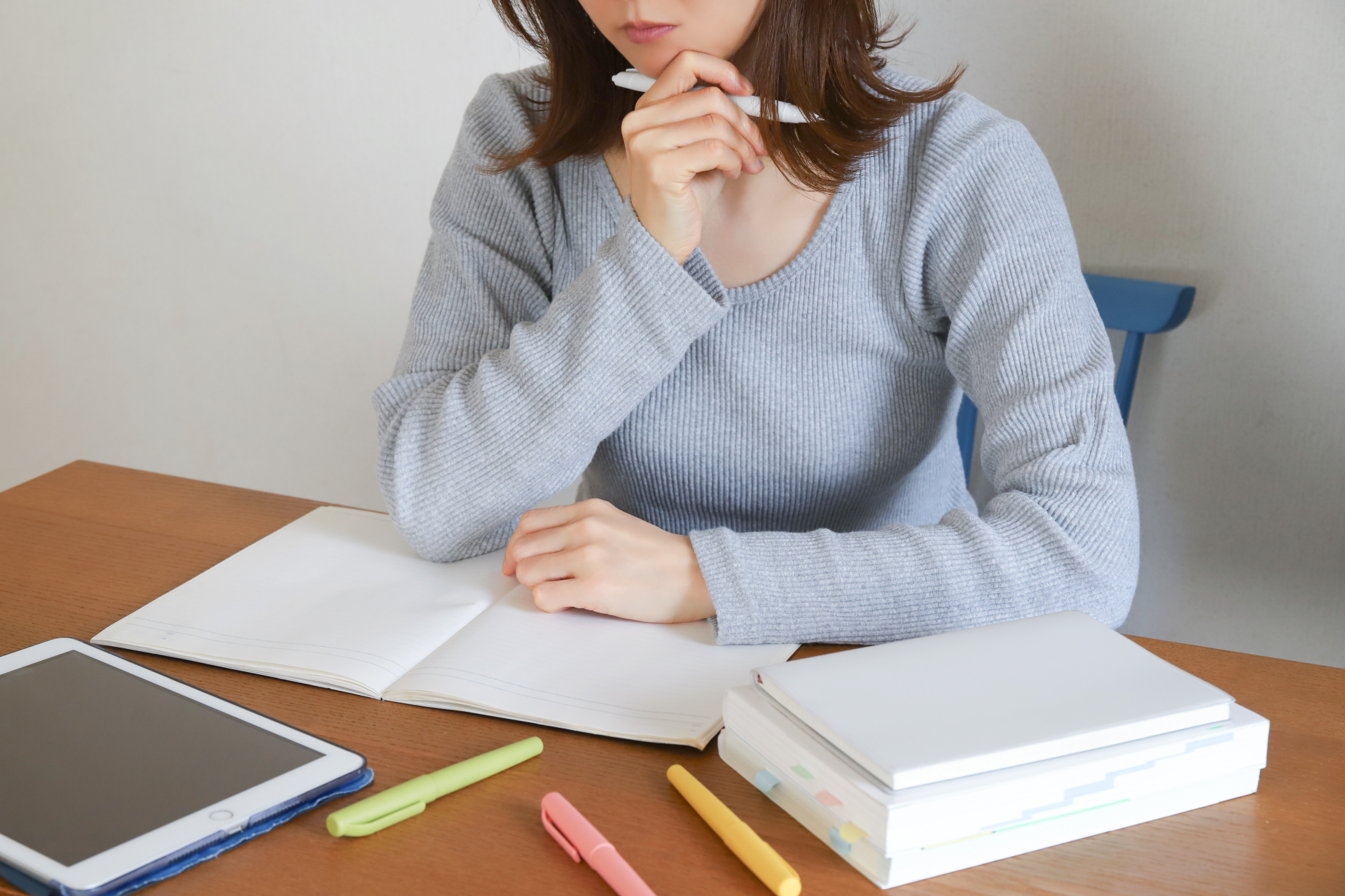 勉強中に考え込む