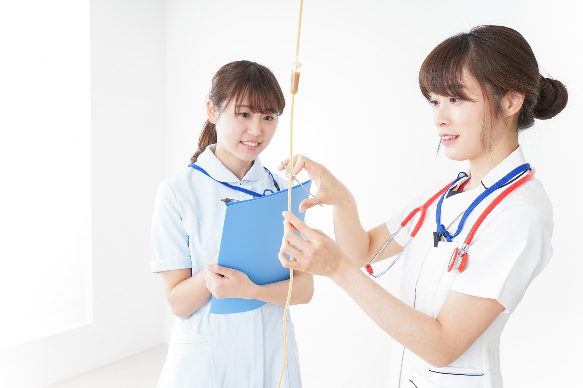 病院で働く若い看護師(病棟看護師)