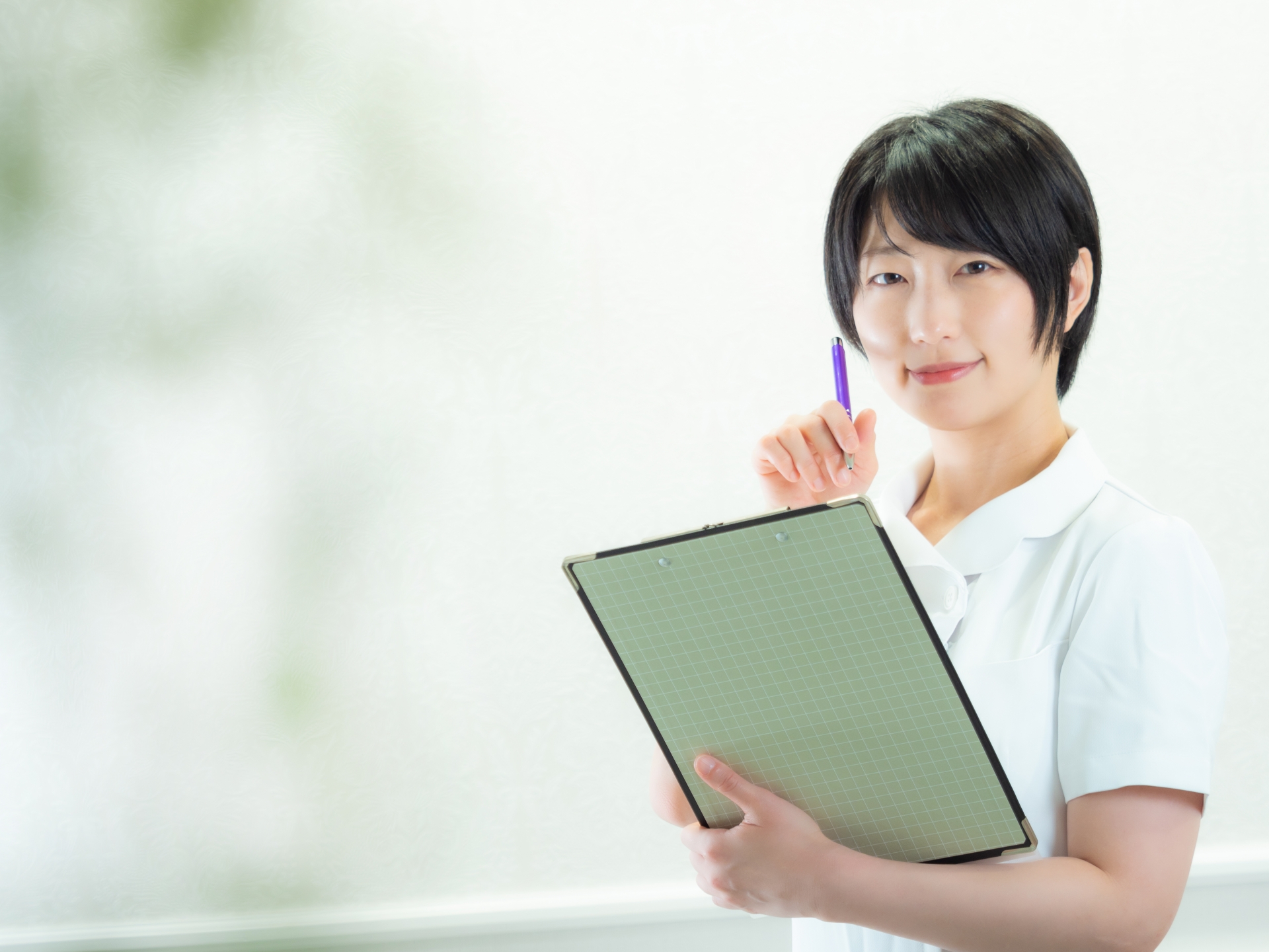 問診票をもつ医療従事者(保健師)