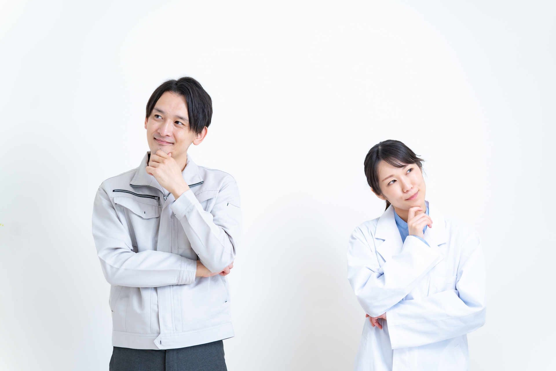 作業着の男性と白衣の女性(産業看護師)