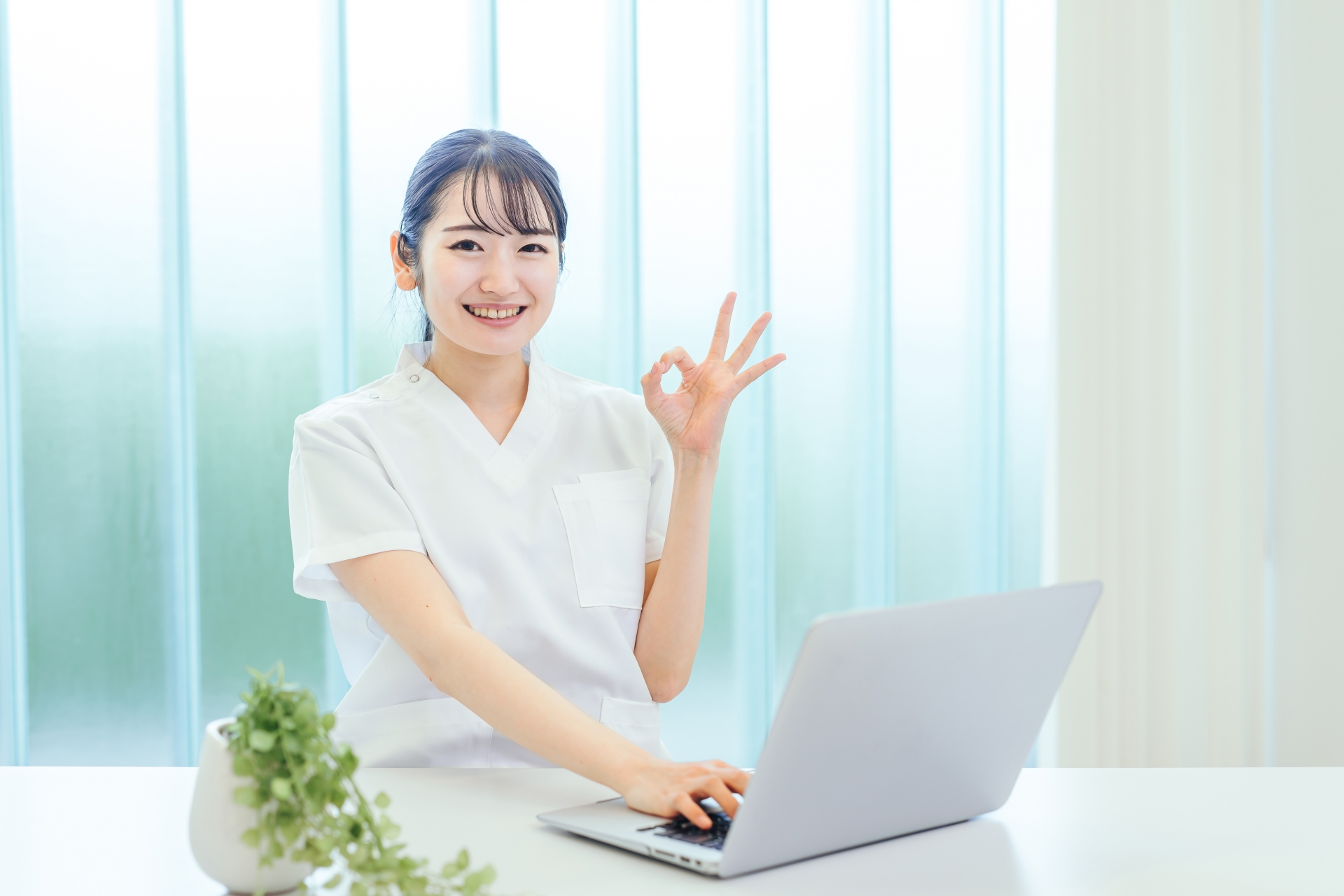 パソコンを使う白衣の女性