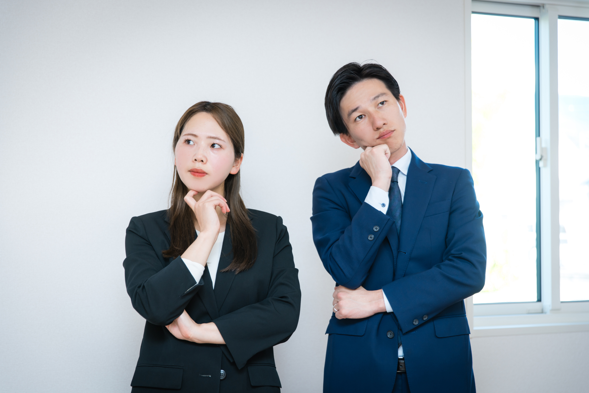 仕事に悩む男女